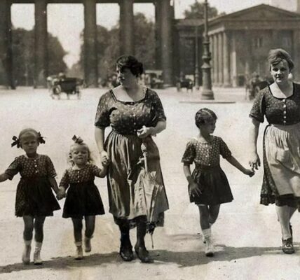 Fesselnde Straßenszenen aus dem Berlin der 1920er Jahre in beeindruckenden Fotografien