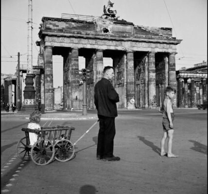 25+ faszinierende Schwarz-Weiß-Fotos enthüllen das Innere des Hauptbahnhofs Frankfurt in den 1950er Jahren