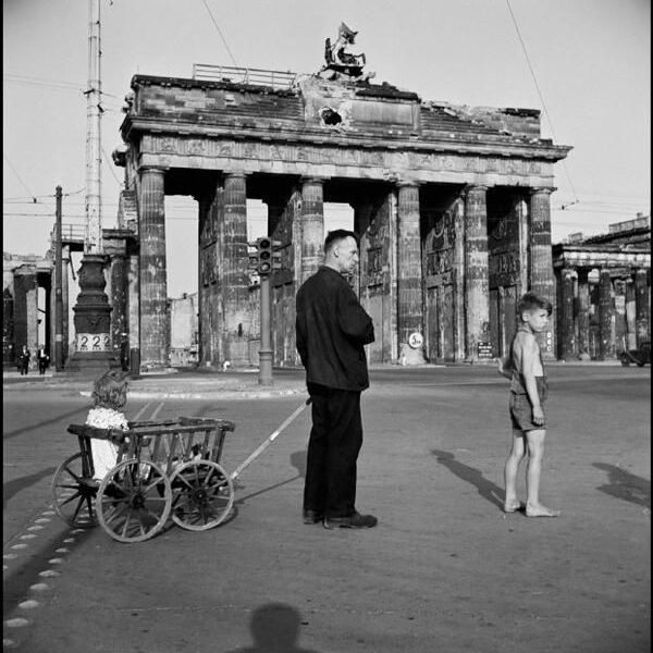 25+ faszinierende Schwarz-Weiß-Fotos enthüllen das Innere des Hauptbahnhofs Frankfurt in den 1950er Jahren