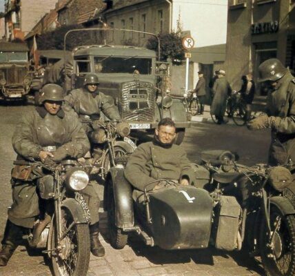 Faszinierende Fotos zeigen, wie Nazi-Motorradfahrer sich aufsattelten, um in den Krieg zu fahren (und einige der anderen seltsamen Motorräder, die es auf das Schlachtfeld geschafft haben)