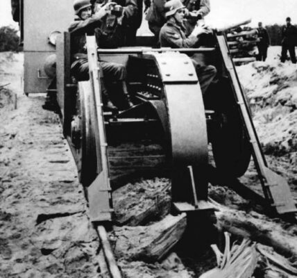 Deutsche Truppen nutzen beim Rückzug aus sowjetischem Gebiet 1944 einen Schwellenpflug zur Zerstörung von Bahngleisen