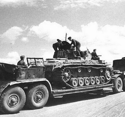 FAMO SdKfz 9 schleppt einen Panzer III in einem Sd. Anh. 116-Anhänger: Panzerabwehrstellung im Einsatz