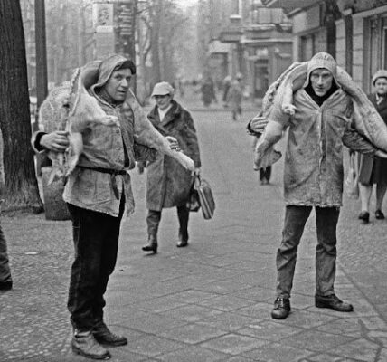 25 faszinierende Vintage-Fotografien fangen den Alltag im Ostberlin der 1970er und 1980er Jahre ein