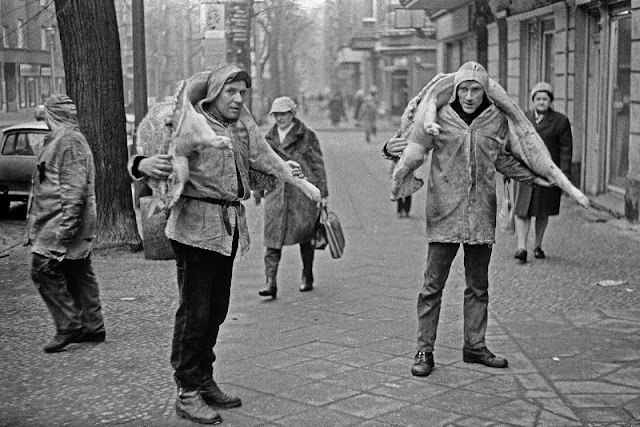 25 faszinierende Vintage-Fotografien fangen den Alltag im Ostberlin der 1970er und 1980er Jahre ein