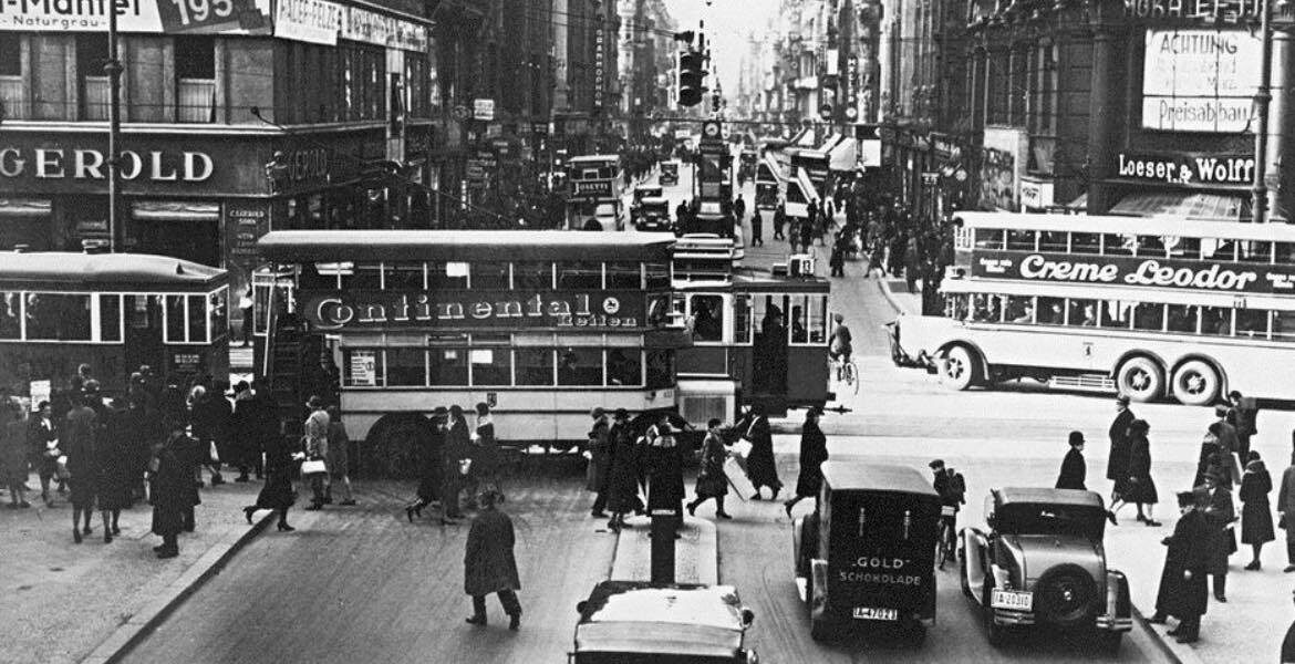 25+ faszinierende Schwarz-Weiß-Fotos enthüllen das Innere des Hauptbahnhofs Frankfurt in den 1950er Jahren