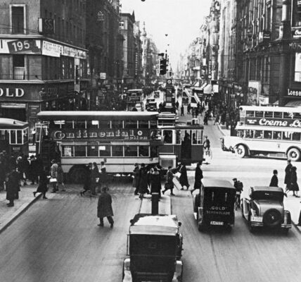 25+ faszinierende Schwarz-Weiß-Fotos enthüllen das Innere des Hauptbahnhofs Frankfurt in den 1950er Jahren