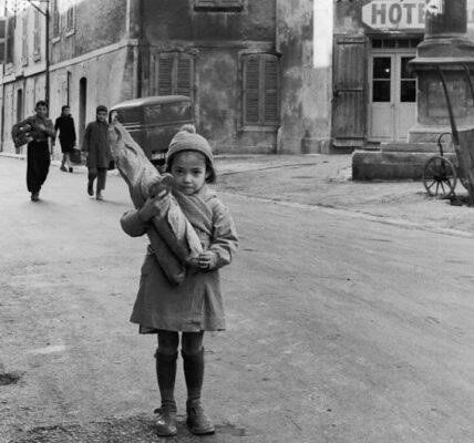 40 Amazing Black and White Photographs Capture Everyday Life in France During the Mid-20th Century