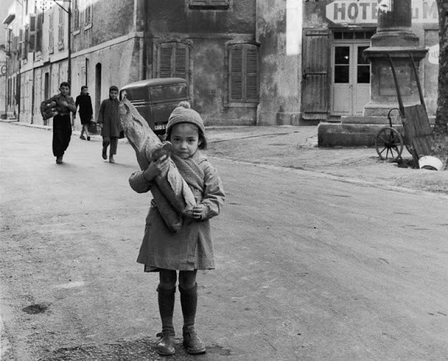 40 Amazing Black and White Photographs Capture Everyday Life in France During the Mid-20th Century