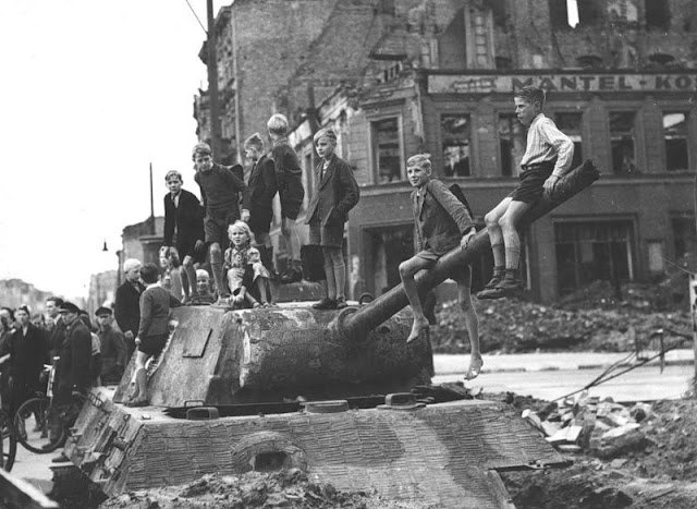 Schwarz-Weiß-Fotos des zerstörten Berlins im Jahr 1945