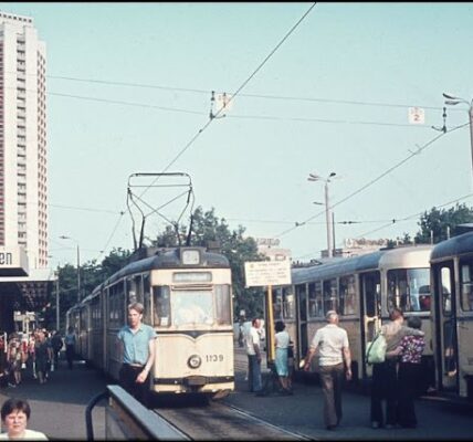 45+ wunderbare Fotos, die Straßenszenen von Ost-Berlin in den 1970er Jahren einfangen