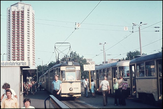 45+ wunderbare Fotos, die Straßenszenen von Ost-Berlin in den 1970er Jahren einfangen