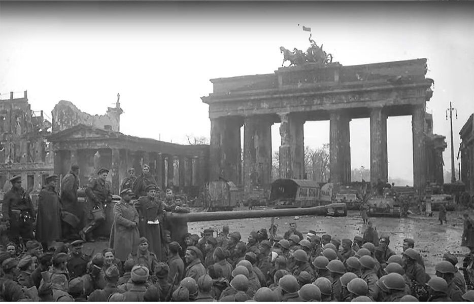 Das Brandenburger Tor im Wandel der Zeit: Damals vs. Heute – Entdecke die Geschichte hinter dem Wahrzeichen!