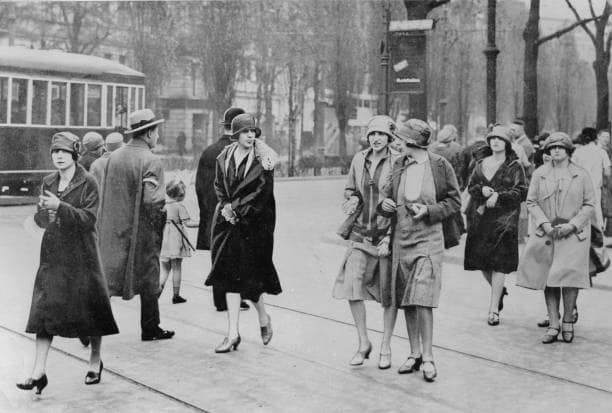 Straßenszenen aus Berlin in den 1920er Jahren in beeindruckenden Fotos