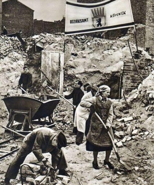 Nach dem Fall: Eindringliche Fotografien dokumentieren die Szene in Hitlers Bunker und den Ruinen Berlins