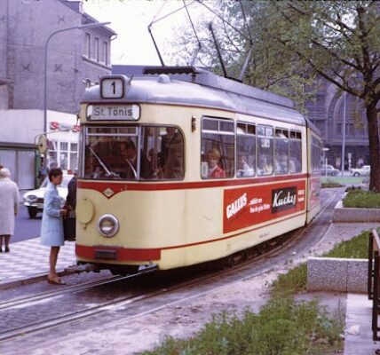 Über 30 Farbfotografien zeigen Deutschlands Straßenbahnen der 1970er Jahre in lebendigen Farben