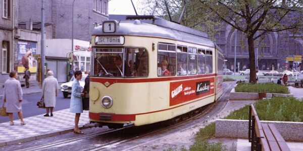 Über 30 Farbfotografien zeigen Deutschlands Straßenbahnen der 1970er Jahre in lebendigen Farben