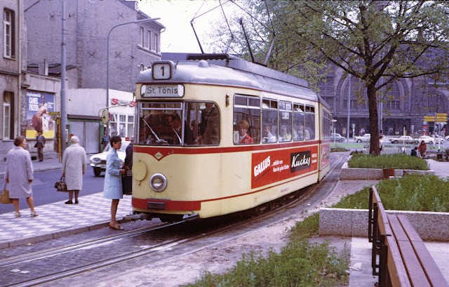 Über 30 Farbfotografien zeigen Deutschlands Straßenbahnen der 1970er Jahre in lebendigen Farben