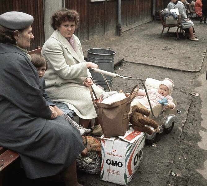 Seltene Farbfotografien dokumentieren den Alltag im Berliner Flüchtlingslager Marienfelde im Jahr 1961