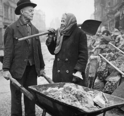 Wiederaufbau Dresdens nach den schrecklichen Bombenangriffen am Ende des Zweiten Weltkriegs, 1945–1970