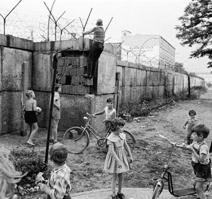 Emotionale Vintage-Fotos von spielenden Kindern an der Berliner Mauer im Jahr 1963