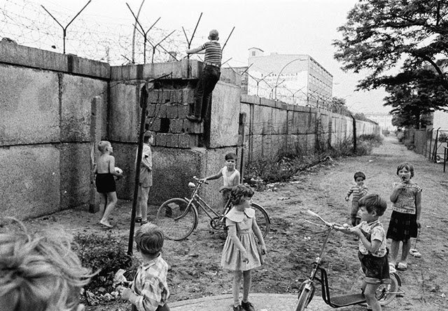 Emotionale Vintage-Fotos von spielenden Kindern an der Berliner Mauer im Jahr 1963