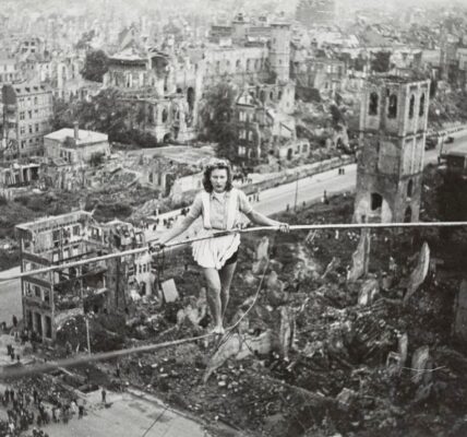 Hochseil-Zirkusartisten am Heumarkt, Köln, 1946