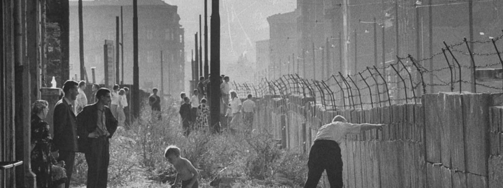 Der Bau der Berliner Mauer anhand seltener Fotografien, 1961–1989