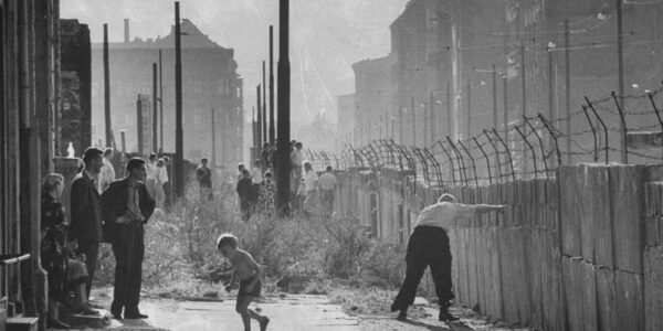 Der Bau der Berliner Mauer anhand seltener Fotografien, 1961–1989