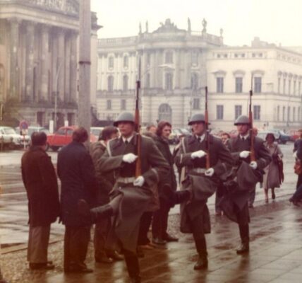 53 fantastische Fotos fangen Straßenszenen aus Berlin in den frühen 1980er Jahren ein