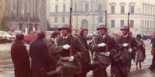 53 fantastische Fotos fangen Straßenszenen aus Berlin in den frühen 1980er Jahren ein