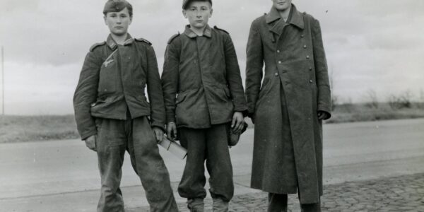 Die Geschichte der Luftwaffenhelfer: Jugendliche im Schatten des Krieges