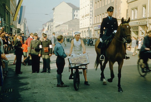 24 wunderschöne Kodachrome-Schnappschüsse fangen den Alltag in Deutschland in den 1950er Jahren ein