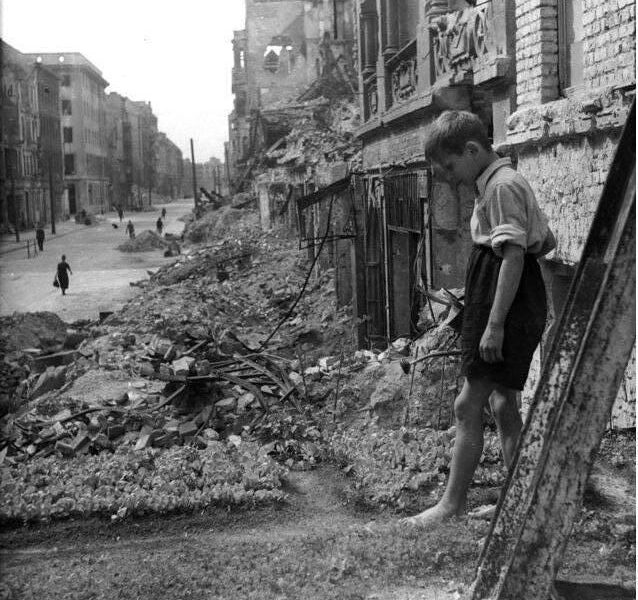 Ein deutscher Soldat kehrt nach dem Zweiten Weltkrieg in seine Heimat zurück und erfährt gerade, dass seine ganze Familie getötet und sein Haus durch die Luftangriffe der Alliierten zerstört wurde.