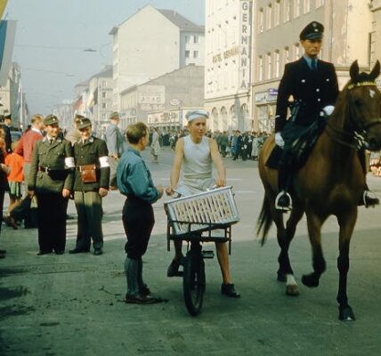 24 wunderschöne Kodachrome-Schnappschüsse fangen den Alltag in Deutschland in den 1950er Jahren ein