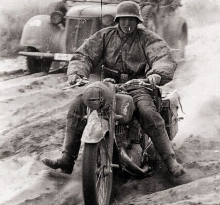 Ein deutscher Motorradfahrer der 3. S Panzer-Division fährt auf einem staubigen Weg an der Ostfront – Seltene Einblicke in die Geschichte!