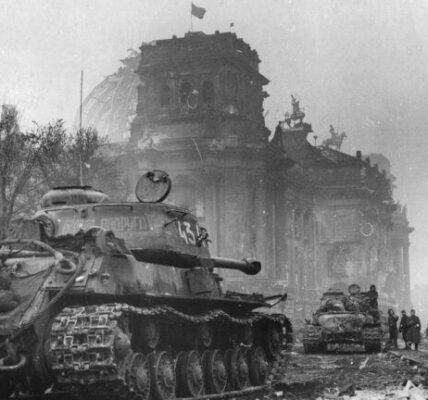 IS-2-Panzer vor dem Reichstagsgebäude in Berlin, 1945 – Ein seltener Blick auf den sWS Schwerer Wehrmachtschlepper am rechten Bildrand!