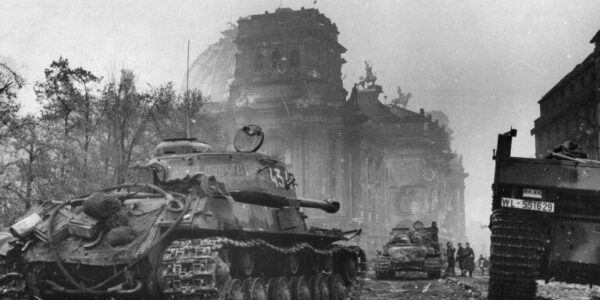 IS-2-Panzer vor dem Reichstagsgebäude in Berlin, 1945 – Ein seltener Blick auf den sWS Schwerer Wehrmachtschlepper am rechten Bildrand!