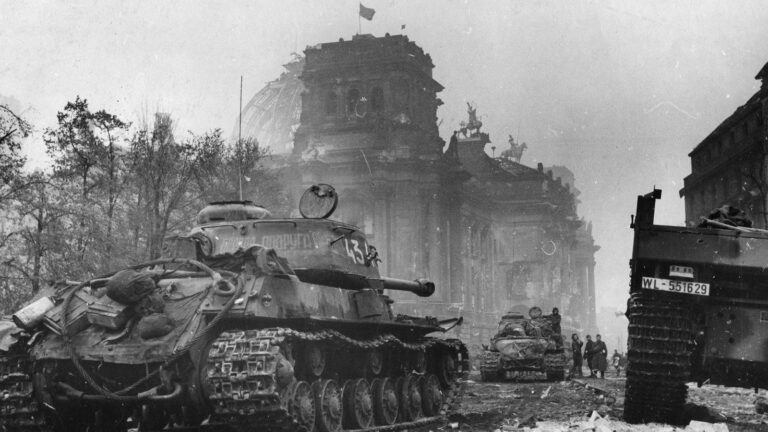 IS-2-Panzer vor dem Reichstagsgebäude in Berlin, 1945 – Ein seltener Blick auf den sWS Schwerer Wehrmachtschlepper am rechten Bildrand!