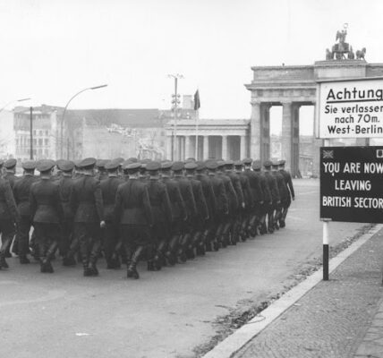 22 Vintage-Fotografien fangen das alltägliche Leben rund um die Berliner Mauer in den 1950er und frühen 1960er Jahren ein