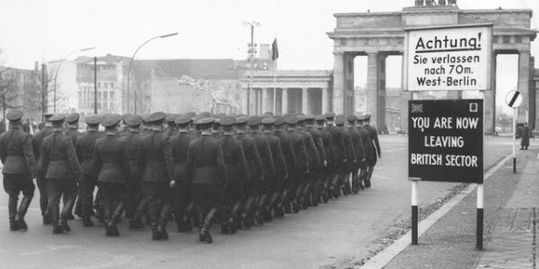 22 Vintage-Fotografien fangen das alltägliche Leben rund um die Berliner Mauer in den 1950er und frühen 1960er Jahren ein