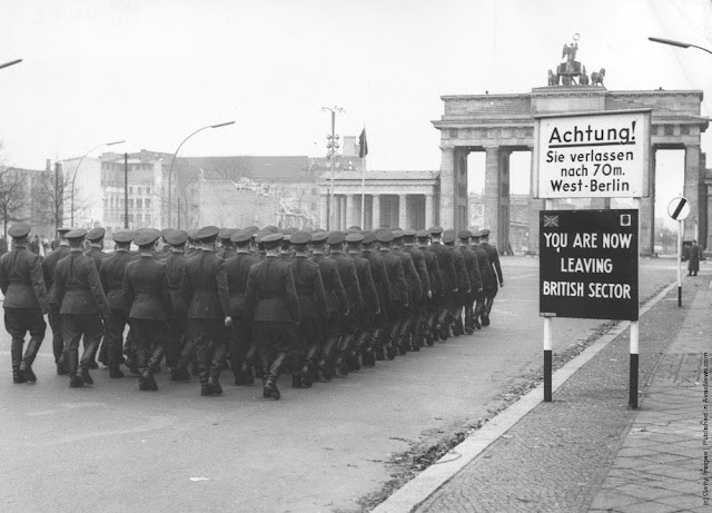 22 Vintage-Fotografien fangen das alltägliche Leben rund um die Berliner Mauer in den 1950er und frühen 1960er Jahren ein