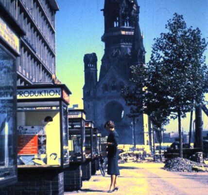 40+ erstaunliche Farbfotos fangen Straßenszenen des späten 1950er Jahre in Berlin ein.