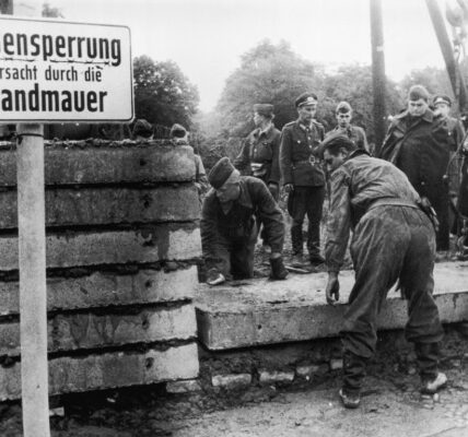 Erstaunliche Schwarz-Weiß-Fotos vom Bau der Berliner Mauer im Jahr 1961