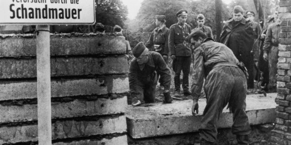 Erstaunliche Schwarz-Weiß-Fotos vom Bau der Berliner Mauer im Jahr 1961