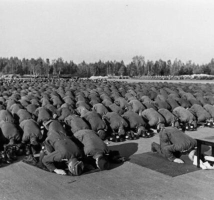 Muslimische Mitglieder der 13. Division der Waffen-SS beim Gebet während ihrer Ausbildung in Deutschland, 1943.