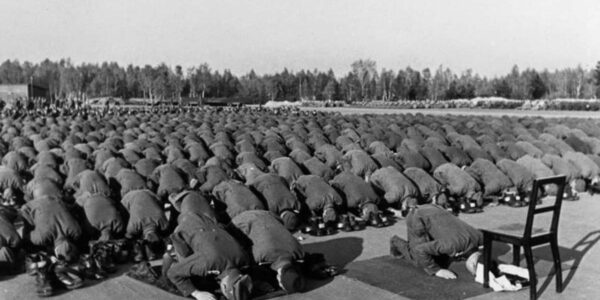 Muslimische Mitglieder der 13. Division der Waffen-SS beim Gebet während ihrer Ausbildung in Deutschland, 1943.