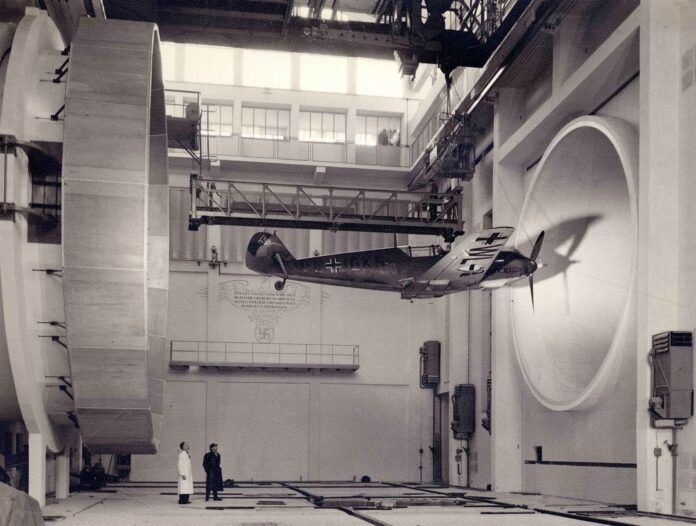 Deutsche testen eine Messerschmitt Bf 109 E3, 1940