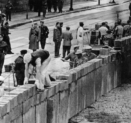 Der Bau der Berliner Mauer, 1961.