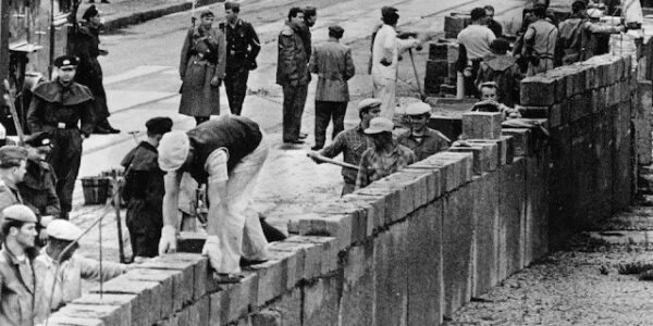 Der Bau der Berliner Mauer, 1961.