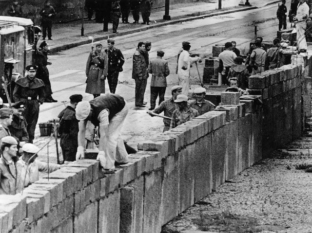 Der Bau der Berliner Mauer, 1961.